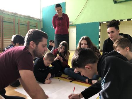 Mladi iz različnih evropskih držav z učenci OŠ Šalovci o digitalizaciji 9